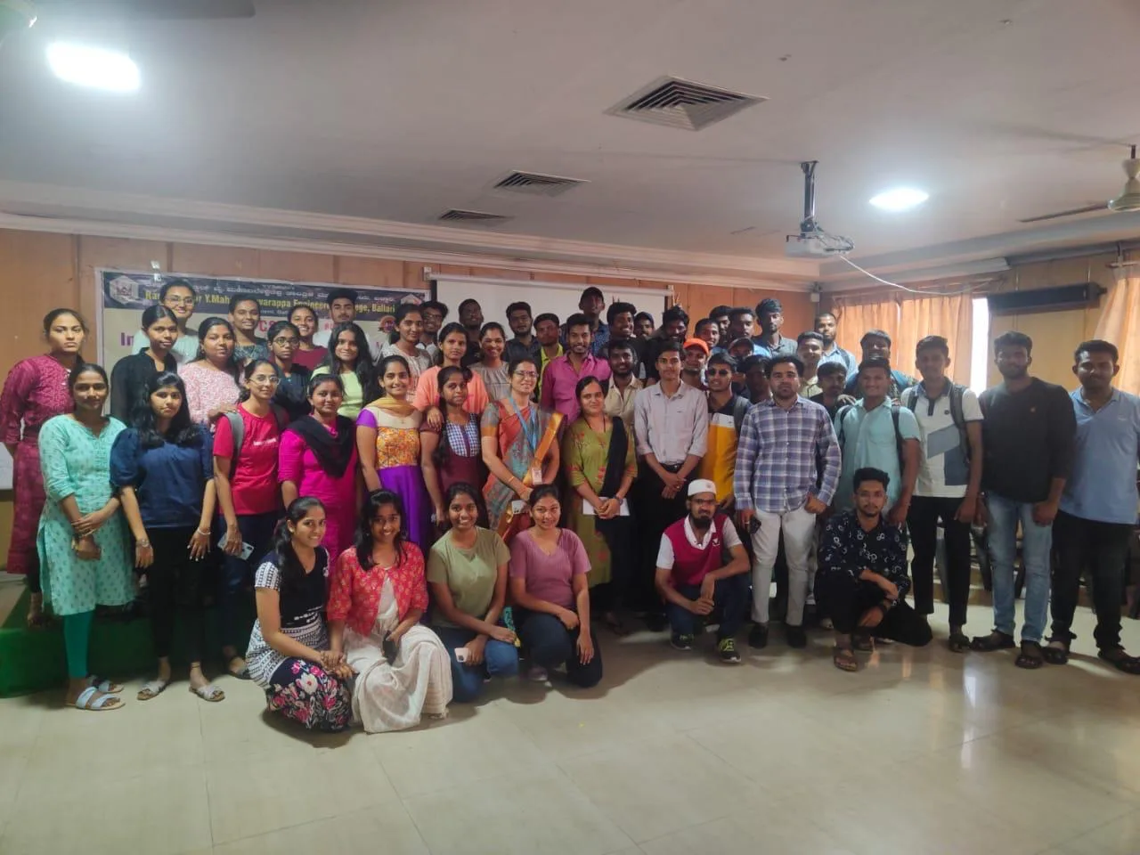 Workshop attendees gathered for a group photograph in the college seminar hall